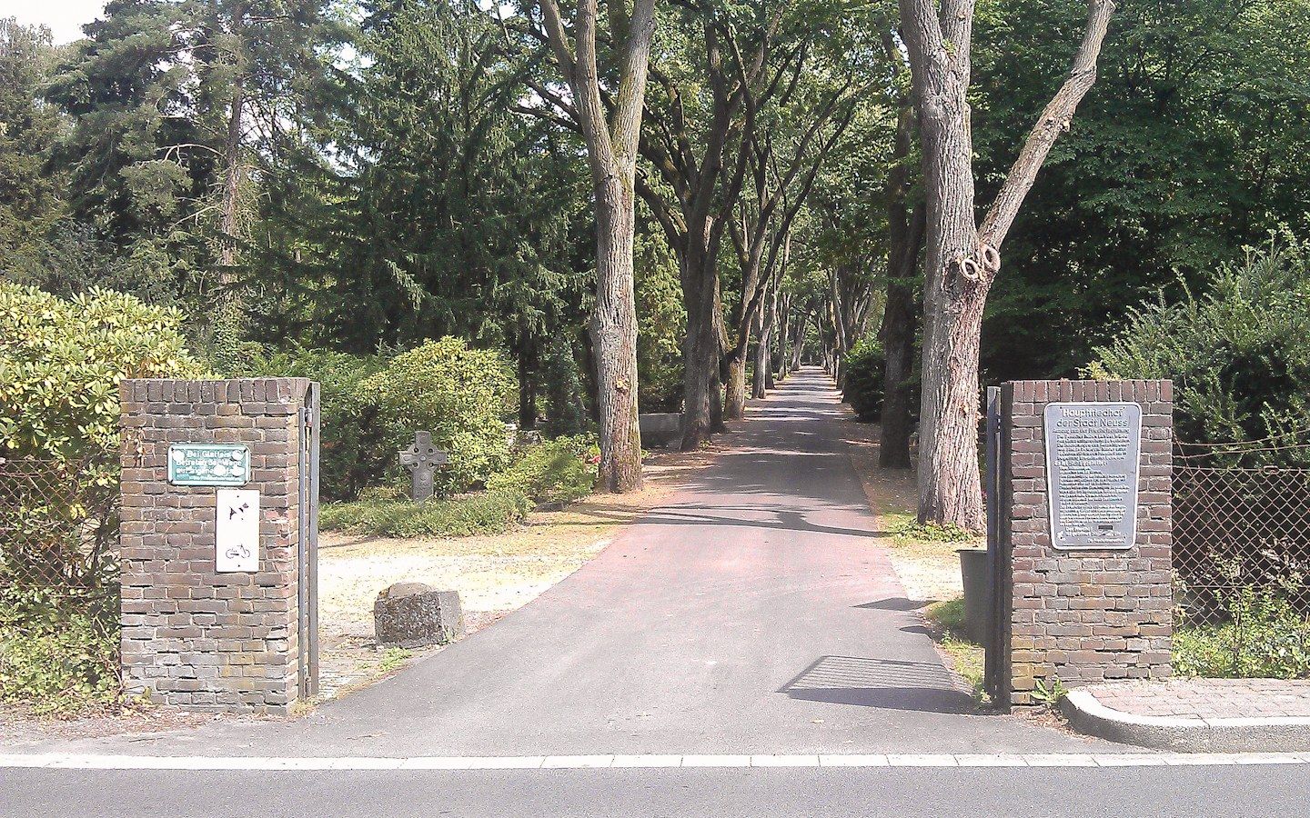 Allee auf dem Hauptfriedhof Neuss – Hauptfriedhof Neuss