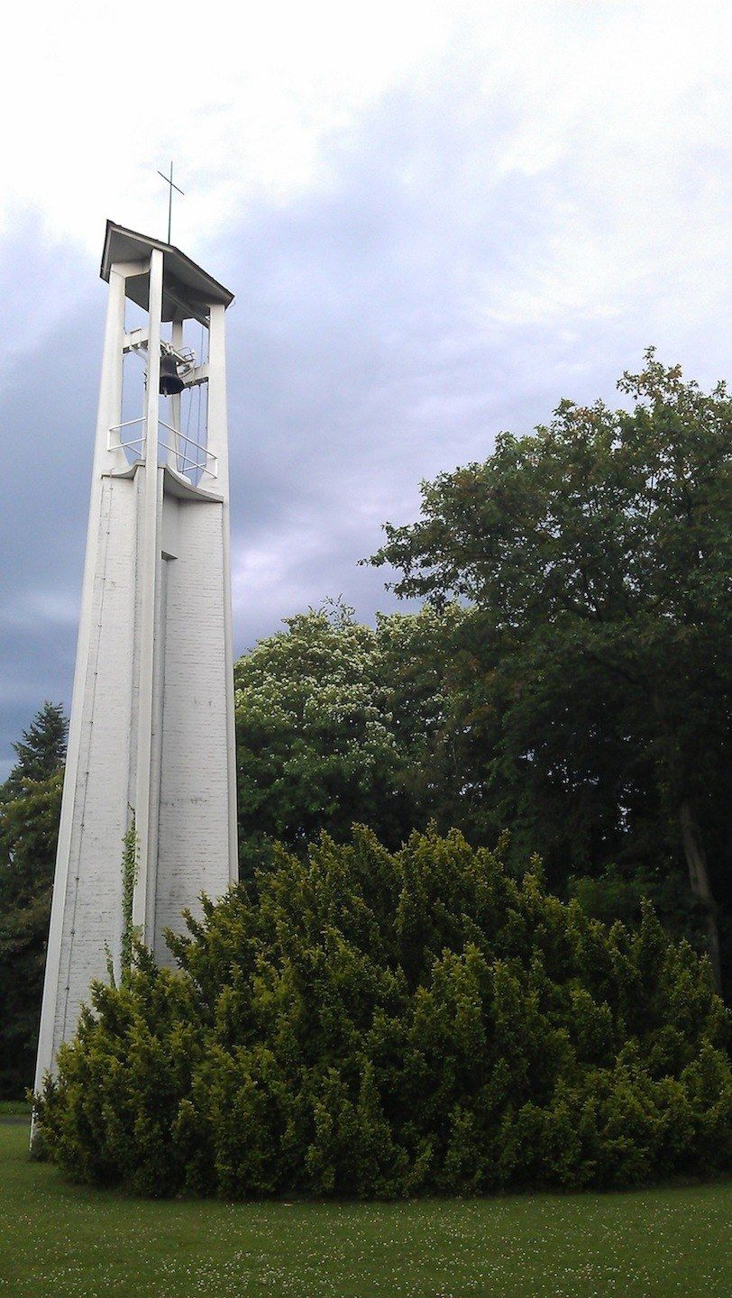 Glockenbauwerk im Eingangsbereich des Hauptfriedhofs Neuss – Hauptfriedhof Neuss